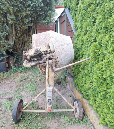Betonmischer fahrbar auf